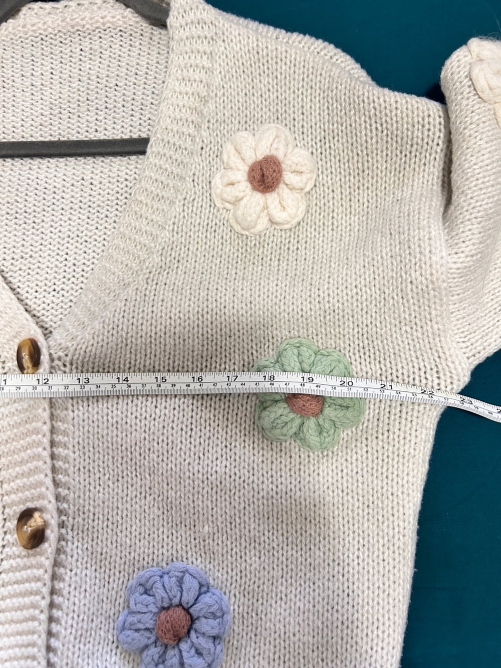 Cider KNIT V-NECK BUTTON FLOWER Cardigan - Picture 5 of 7